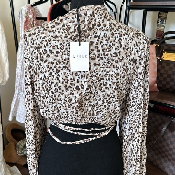 🟢Nwt brown leopard print crossover blouse brand Mabel - Picture 3 of 4